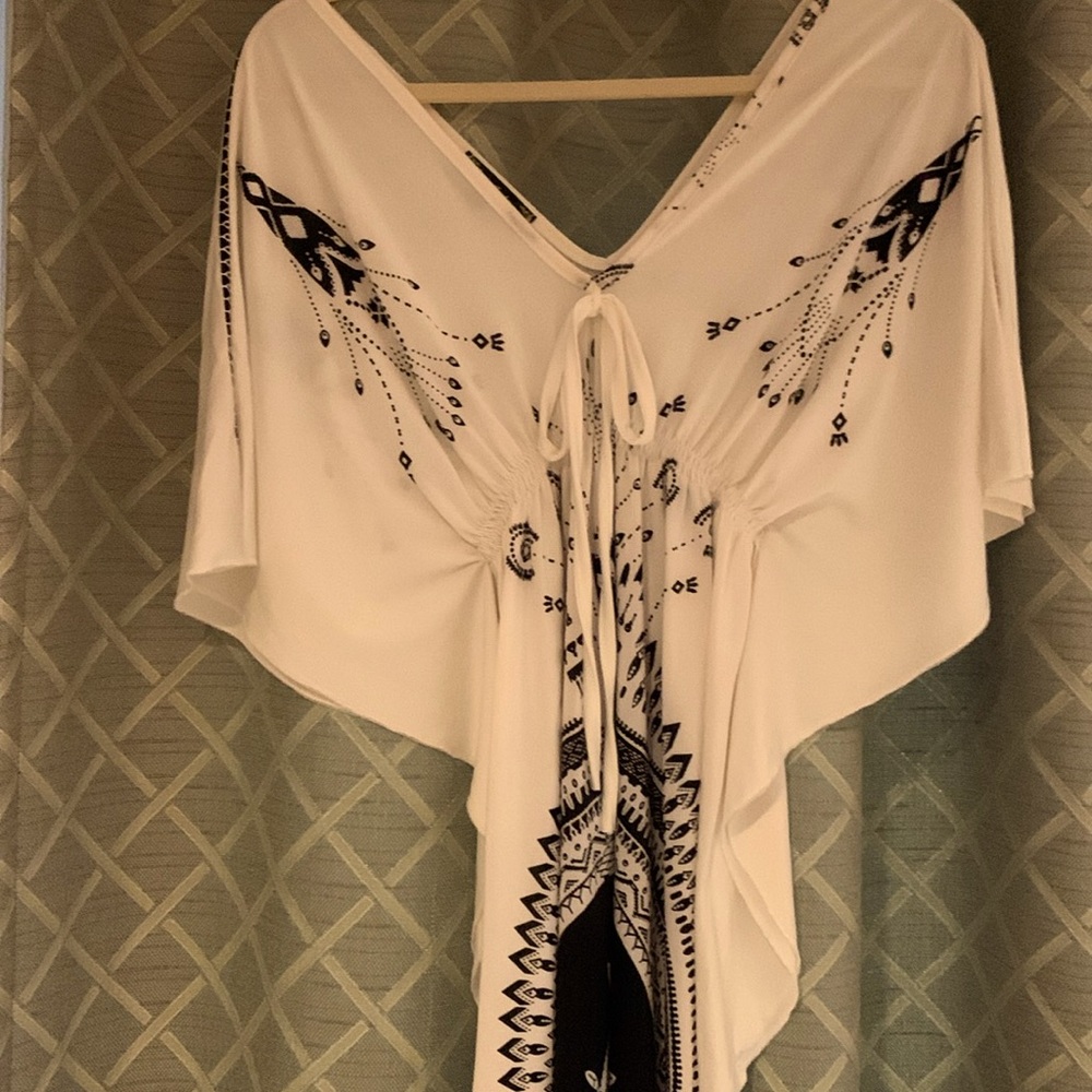 🌟Beautiful butterfly sleeve with empire elastic waist. Very flattering!